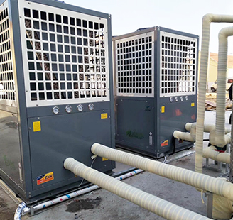 山东省临沂中铁城空气能热水两台20P低温热水机配20吨水箱